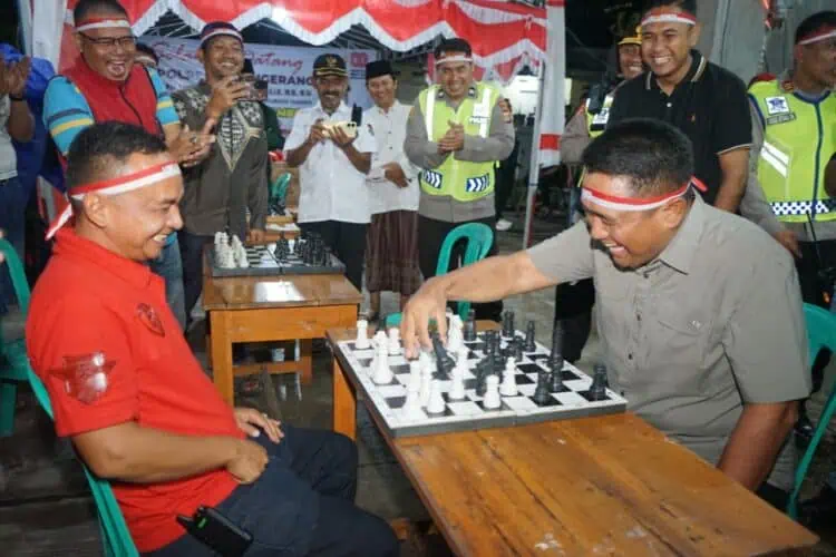 Kapolresta Tangerang Kalahkan Ketua RW dalam Duel Catur