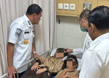 Bupati Tangerang Jenguk Siswa SDN Kedung Dalam 2 yang Terluka di RS Sari Asih Sangiang