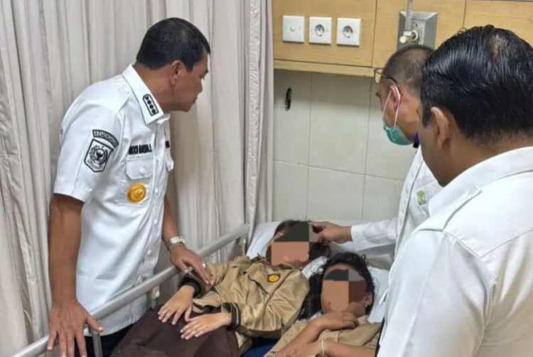 Bupati Tangerang Jenguk Siswi Korban Atap Kelas Ambruk di SDN Kedung Dalam 2