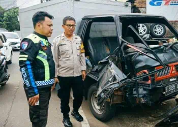 Sopir Hindari Kucing, 2 Mobil Boks di Ciputat Bertabrakan