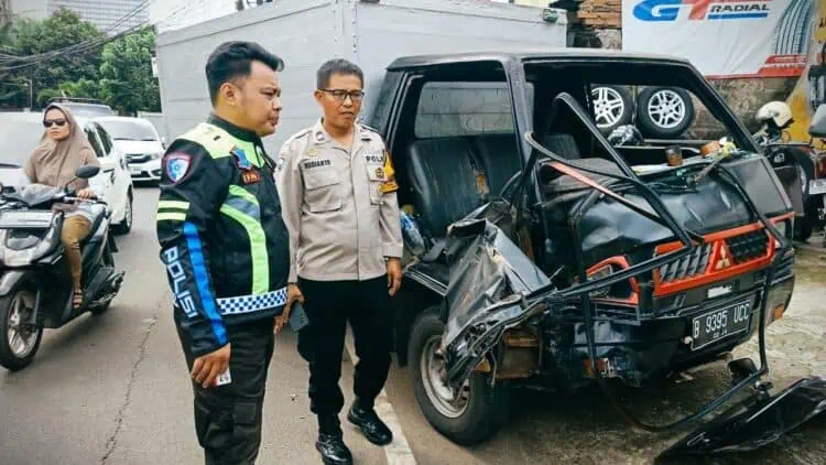 Sopir Hindari Kucing, 2 Mobil Boks di Ciputat Bertabrakan