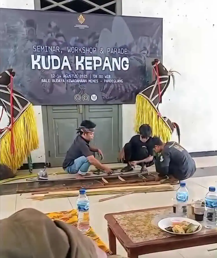 Puluhan Pemuda Menes Pandeglang Belajar Membuat Kuda Kepang