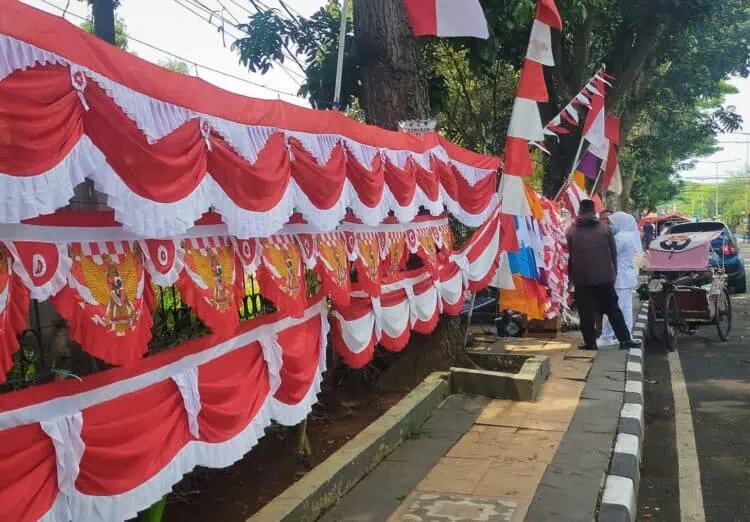 Cerita Penjual Atribut Merah Putih Di Lebak, Yang Bersaing Dengan Penjualan Online