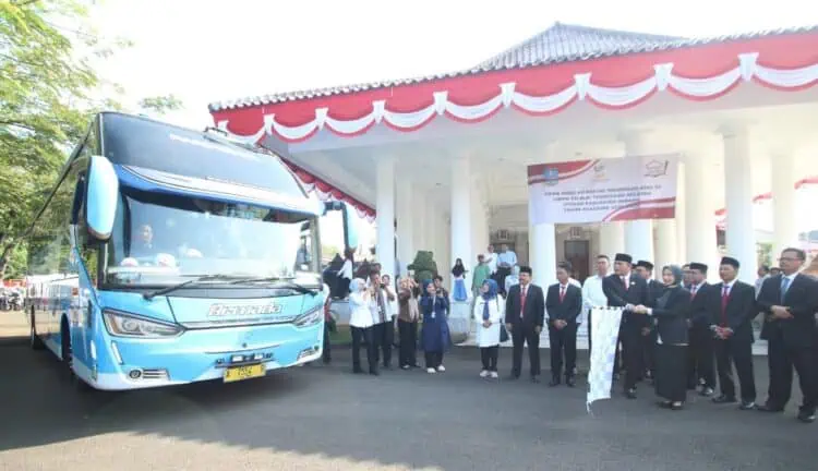 Bupati Zakiyah Lepas 19 Siswa Asal Kabupaten Serang Berangkat ke Sekolah Rakyat Tangsel