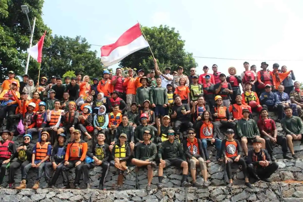 FPTS Bentangkan Bendera Raksasa di Situ Gintung, Jadi Simbol Persatuan dan Kebersamaan FPTS Bentangkan Bendera Raksasa di Situ Gintung, Jadi Simbol Persatuan dan Kebersamaan