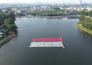 FPTS Bentangkan Bendera Raksasa di Situ Gintung, Jadi Simbol Persatuan dan Kebersamaan