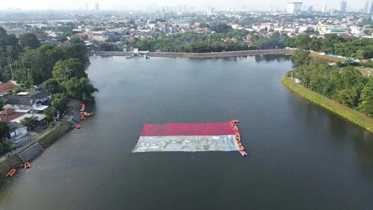 FPTS Bentangkan Bendera Raksasa di Situ Gintung, Jadi Simbol Persatuan dan Kebersamaan