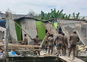 Diduga Jadi Sarang Prostitusi, Tiga Bangunan Liar di Bantaran Kali Pasar Kemis Dibongkar Satpol PP