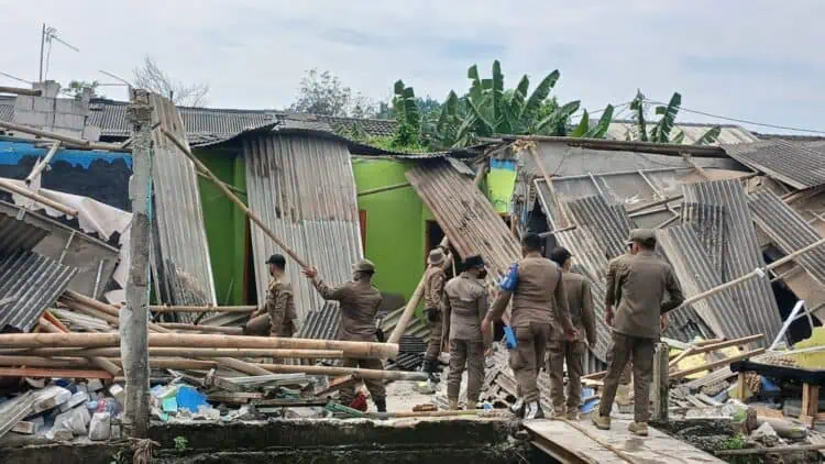 Diduga Jadi Sarang Prostitusi, Tiga Bangunan Liar di Bantaran Kali Pasar Kemis Dibongkar Satpol PP