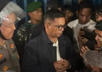 Pendemo di Kota Serang Sempat Bakar Pos Polisi, Bubar Setelah Ditemui Kapolda dan Andra Soni