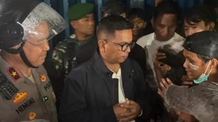 Pendemo di Kota Serang Bakar Pos Polisi, Bubar Setelah Ditemui Kapolda dan Andra Soni