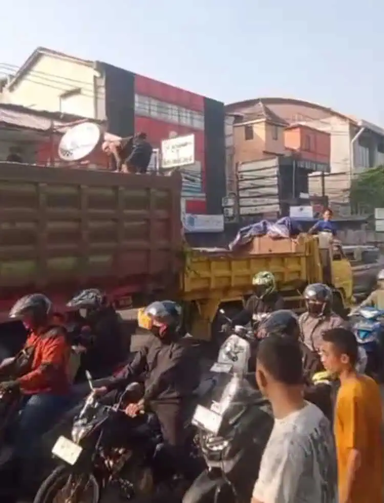 Truk Tanah Ringsek di Jalan Juanda, Polisi Berlakukan Contraflow