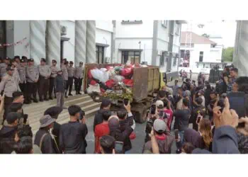 Pendemo Tumpahkan Satu Truk Sampah di Halaman Gedung Setda Pandeglang