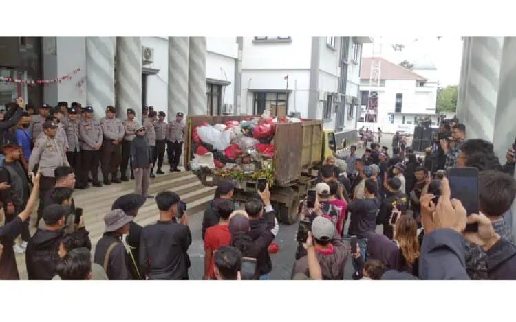 Pendemo Tumpahkan Satu Truk Sampah di Halaman Gedung Setda Pandeglang