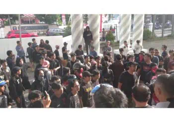 Tolak Sampah Tangsel, Massa Pandeglang Hitam Duduki Kantor Bupati Pandeglang