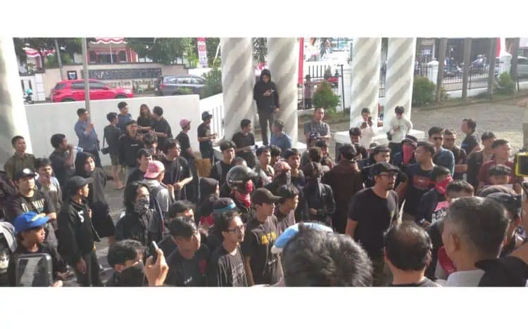 Tolak Sampah Tangsel, Massa Pandeglang Hitam Duduki Kantor Bupati Pandeglang