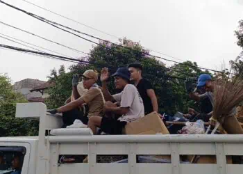 Dua truk berisi barang-barang dari rumah Menteri Sri Mulyani meninggalkan lokasi. (EKO SETIAWAN/SATELIT NEWS)