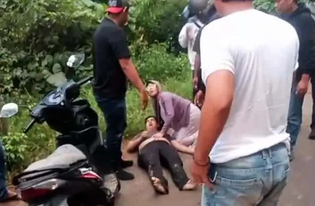 Dampak Galian C Jalan Cirabit Lebak Licin, Pengendara Motor Terjatuh