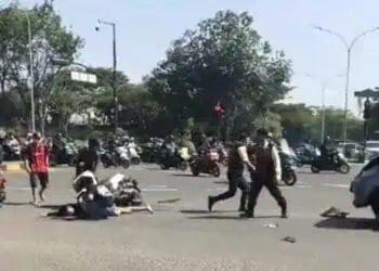 Terobos Lampu Merah di BSD, Pemotor Tertabrak Minibus