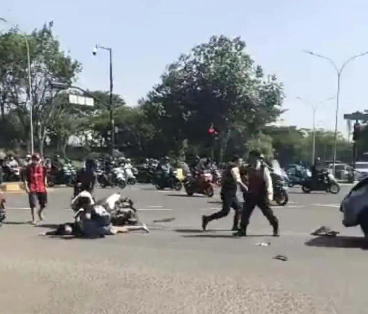 Terobos Lampu Merah di BSD, Pemotor Tertabrak Minibus