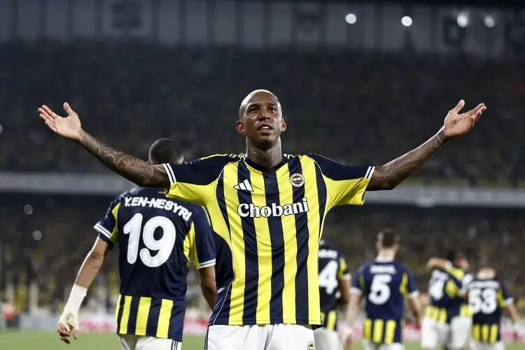Fenerbahce Bantai Feyenoord