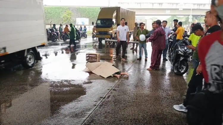 Masih Berseragam Sekolah, Pengendara Motor Terlindas Truk di Batuceper