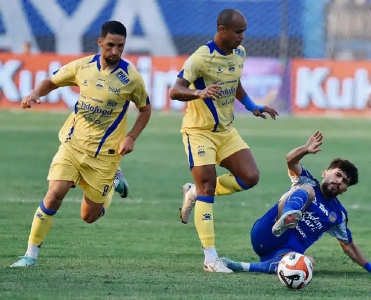 Diwarna Dua Penalti Gagal, Persib Bandung Ditahan Klub Promosi