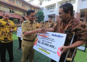 Warga Terdampak Pohon Tumbang di Kota Tangerang Terima Klaim Asuransi