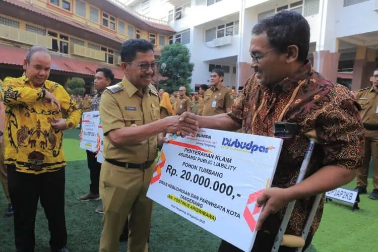 Warga Terdampak Pohon Tumbang di Kota Tangerang Terima Klaim Asuransi
