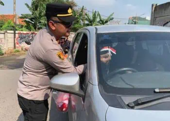 Polsek Pinang Bagi-bagikan Bendera Merah Putih ke Pengedara