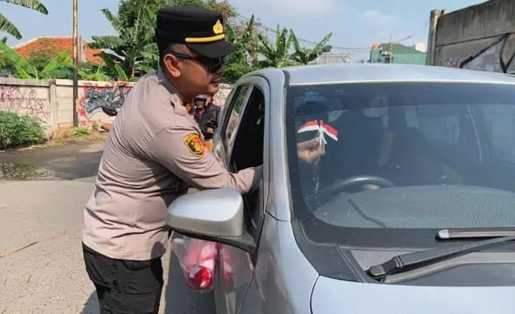 Polsek Pinang Bagi-bagikan Bendera Merah Putih ke Pengedara
