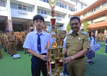 Wali kota Tangerang Serahkan Piala Kepada Pemenang Porseni 2025 Tingkat SMP
