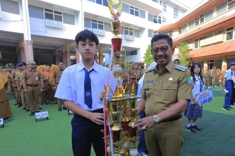 Wali kota Tangerang Serahkan Piala Kepada Pemenang Porseni 2025 Tingkat SMP