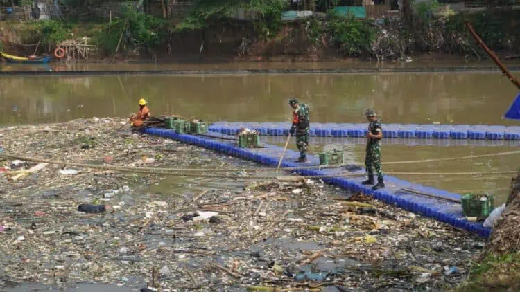 Kodim 0510/Trs Bersihkan Sungai Cisadane Jelang HUT RI ke-80