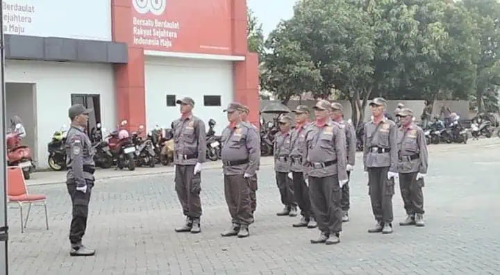Satlinmas Kelurahan Tigaraksa Juara 1 Lomba Baris Berbaris