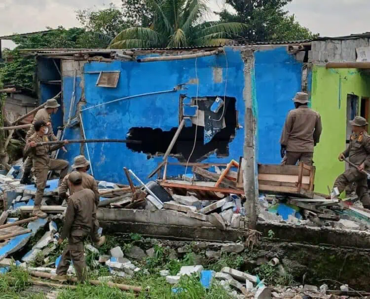 Tiga Bangli di Bantaran Kali Pengodokan Pasar Kemis Dibongkar
