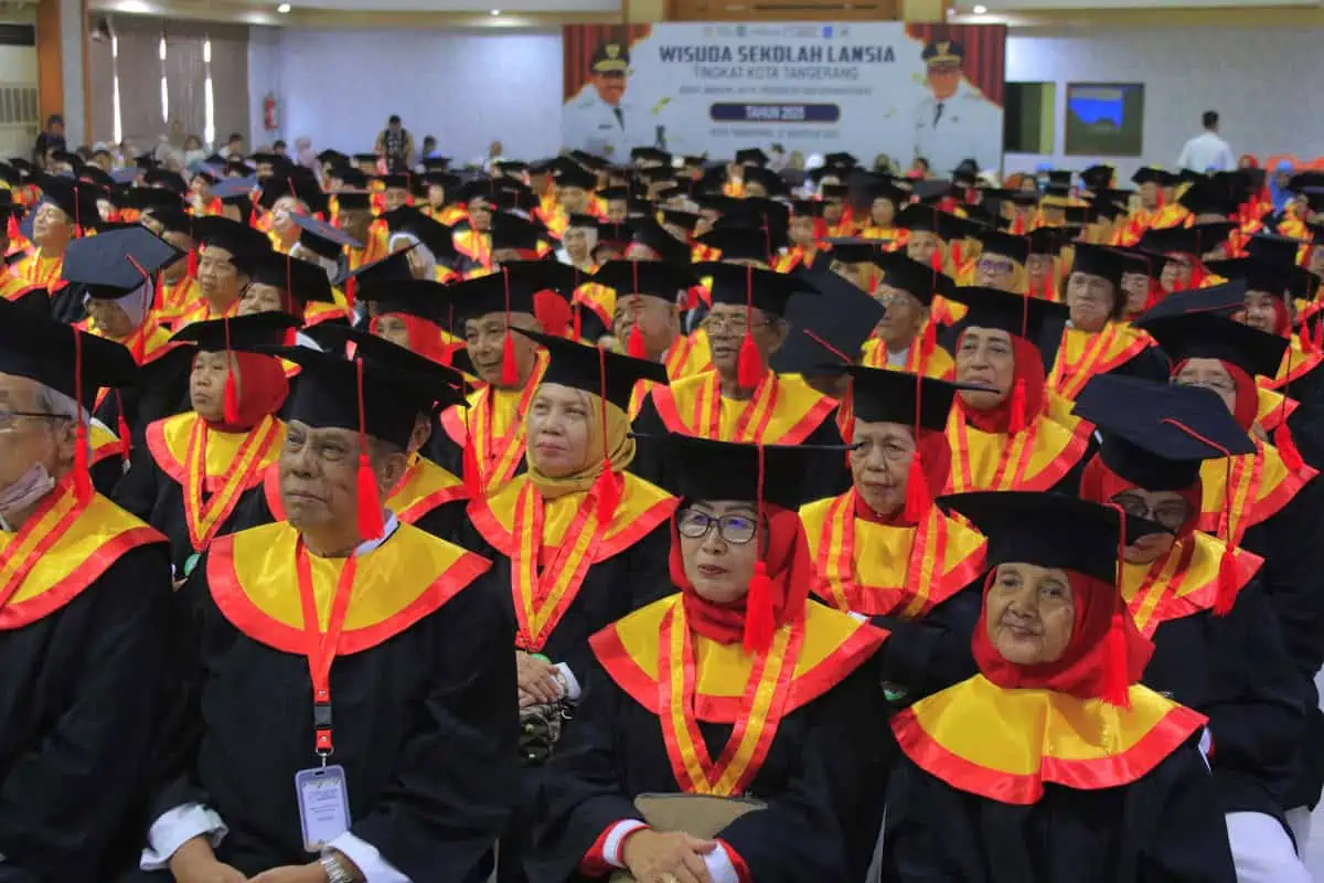 Ketika 390 Orang Lansia di Kota Tangerang Diwisuda Ketika 390 Orang Lansia di Kota Tangerang Diwisuda