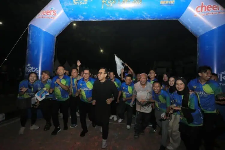 Rano Alfath Berikan Hadiah Umrah dan Sepeda Motor di Color Run Night KNPI Kota Tangerang 2025