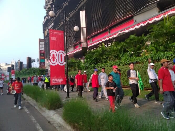 Jalan sehat dalam rangka Semarak Hari Syiar Ber-Muhammadiyah (HSB) sekaligus memperingati Kemerdekaan Republik Indonesia (KRI) ke-80, yang digelar Pimpinan Cabang Muhammadiyah (PCM) Pagedangan, Kabupaten Tangerang, Sabtu (9/8/2025).