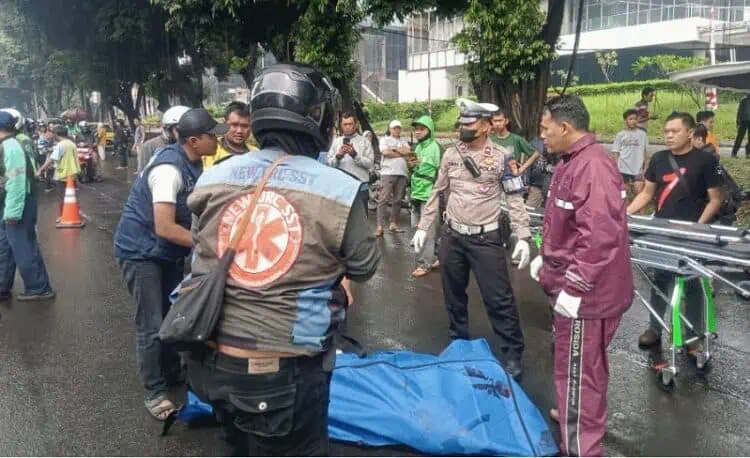 Pengendara Motor Tewas Mengenaskan Depan Mall Bale Kota Tangerang Saat Turun Hujan