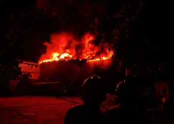 Breaking News! Kebakaran Besar Landa Pabrik Konstruksi di Serpong Utara