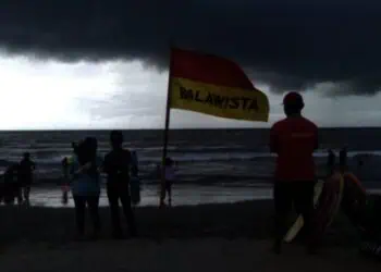 Gelombang Laut Tinggi, Masyarakat Diminta Waspada Beraktivitas di Pantai
