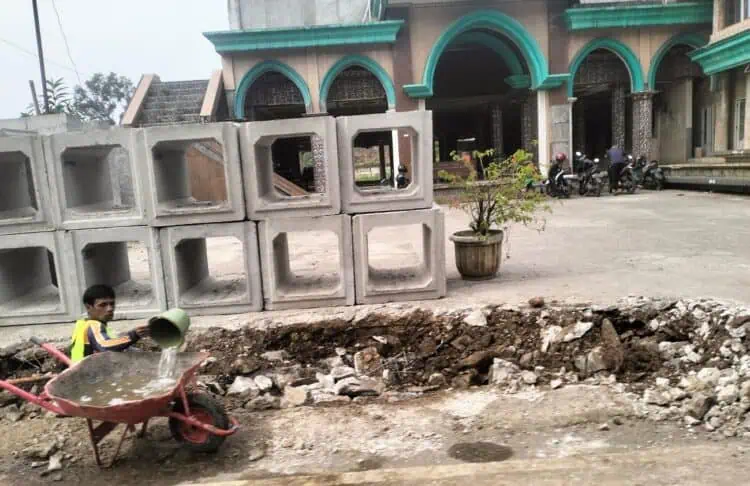 Dinas PUPR Banten Perbaiki Jalan Arya Putra Tangsel