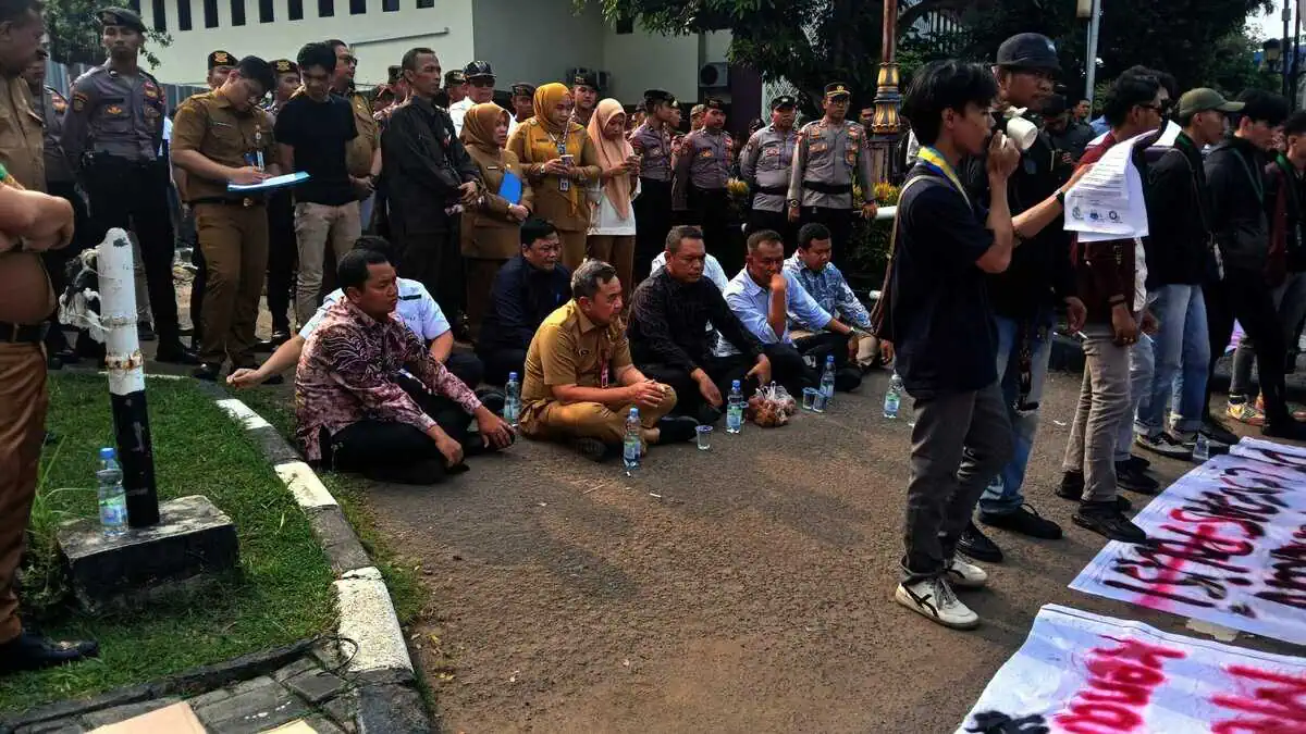 Gelar Aksi, Mahasiswa Tuntut Tunjangan Perumahan DPRD Kabupaten Tangerang Dicabut