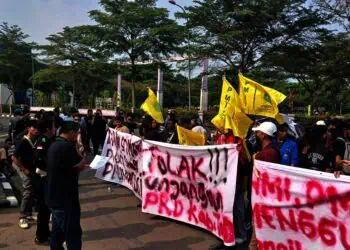 Gelar Aksi, Mahasiswa Tuntut Tunjangan Perumahan DPRD Kabupaten Tangerang Dicabut