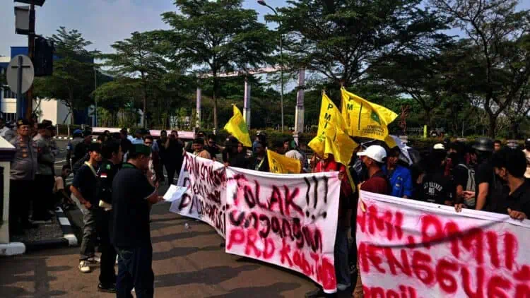 Gelar Aksi, Mahasiswa Tuntut Tunjangan Perumahan DPRD Kabupaten Tangerang Dicabut