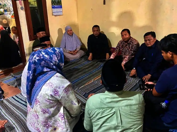 Ketua DPRD Bersama Perwakilan Fraksi Takziah ke Rumah Duka Pelajar Korban Unjukrasa di Jakarta