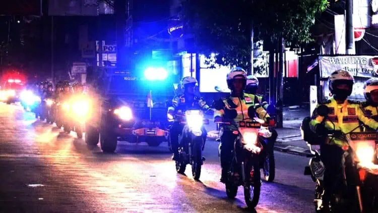 Patroli Skala Besar Personel Kepolisian di Banten Ditanggapi Beragam
