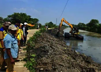 Respon Keluhan Warga, UPTD SDA Wilayah V Keruk Lumpur Sungai Cileles