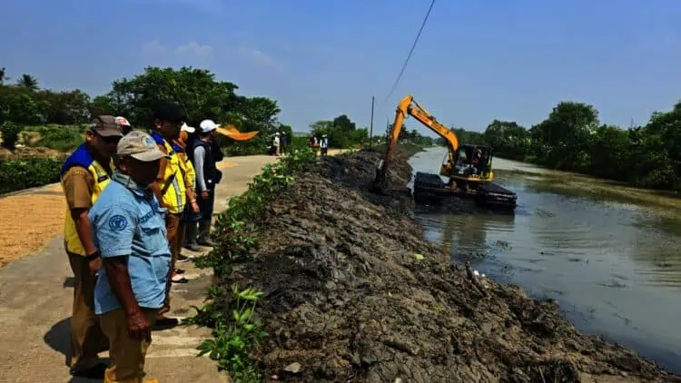 Respon Keluhan Warga, UPTD SDA Wilayah V Keruk Lumpur Sungai Cileles